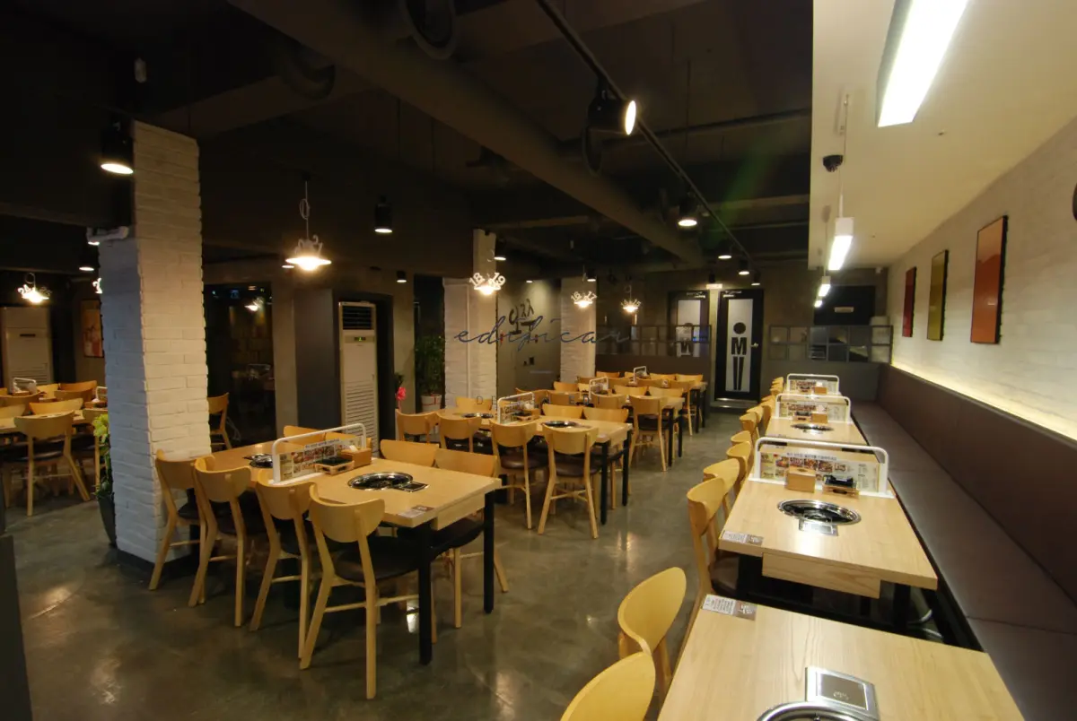 오쭈 합정점, 68평 넓은 홀의 인더스트리얼 식당 인테리어